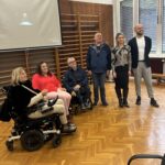 Slika prikazuje zbrane govorce na dogodku.