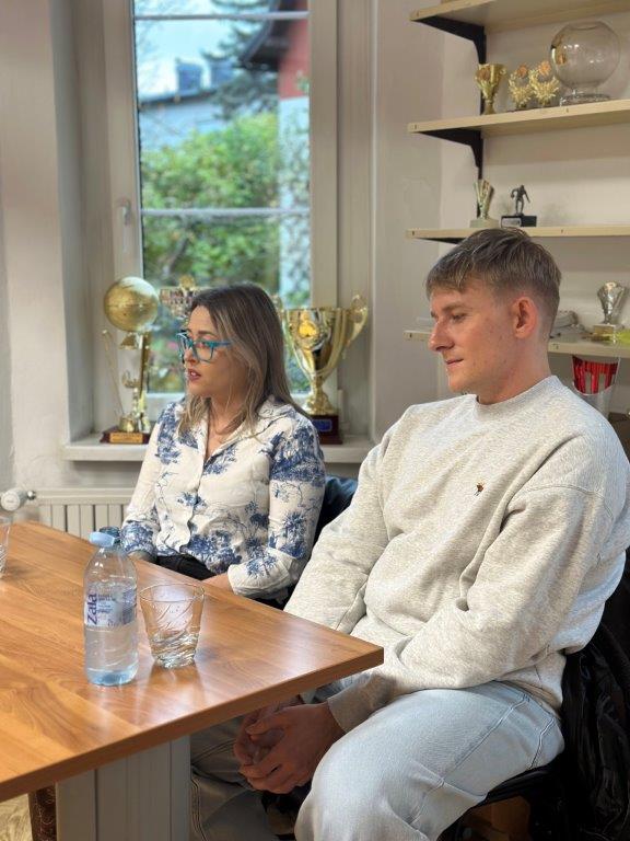 Slika prikazuje Matica Meška in Sanjo Brezočnik.