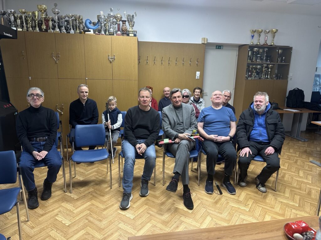 Slika prikazuje člane MDSS LJ z gostom, nekdanjim predsednikom Borutom Pahorjem.