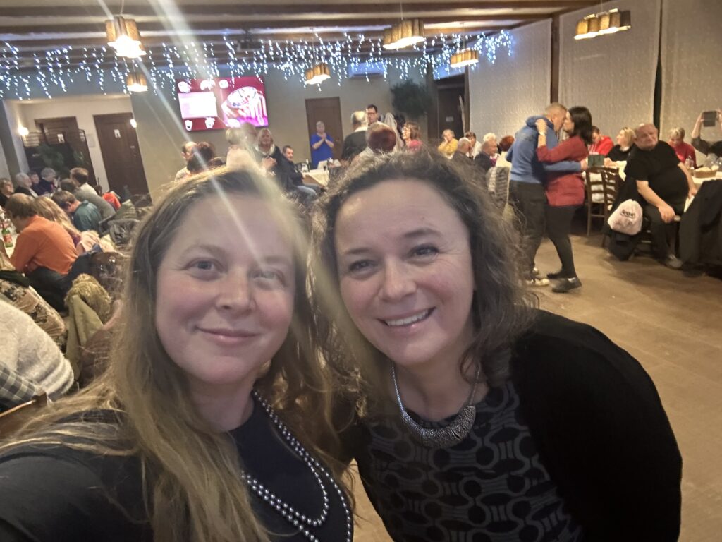 Slika prikazuje tajnico društva Matejo Praprotnik Juvančič in administratorko Heleno Jarm.