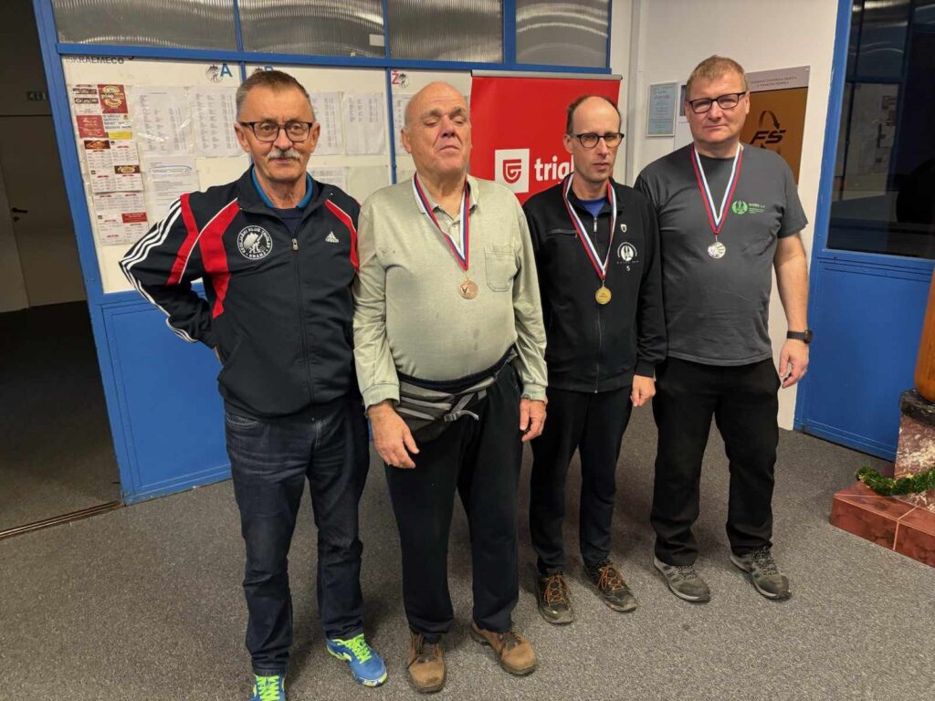 Slika prikazuje tekmovalce v moški konkurenci z medaljami. Med njimi je naš član Igor Žagar, ki je osvojil tretje mesto.