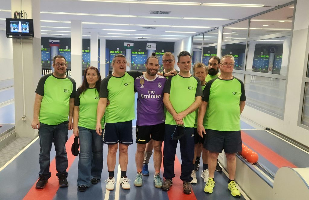 Ekipa MDSS LJ - skupinska fotografija. Od leve proti desni: 
Luka Campolunghi, asistentka Karmen in Mitja Osolnik, Matej Ledinek, Igor Žagar (zadaj), Rok Janežič, Franci Tomšič, Sašo Kajtna (oba zadaj) ter Stane Luzar. 
 4. krog lige ZDSSS v steznem kegljanju, Kegljišče Bežigrad, Ljubljana, KK Taborska jama