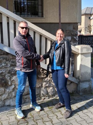 Erlend More in Tina Ušeničnik po primopredaji poslov, ko sta si na dvorišču društva segla v roke.