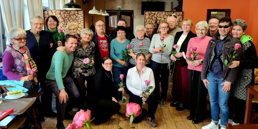 Članice in člani društva, skupaj s predsednico in strokovno službo, zbrani na skupinski fotografiji, na srečanju članstva iz Zasavja, v Trbovljah.