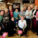 Članice in člani društva, skupaj s predsednico in strokovno službo, zbrani na skupinski fotografiji, na srečanju članstva iz Zasavja, v Trbovljah.