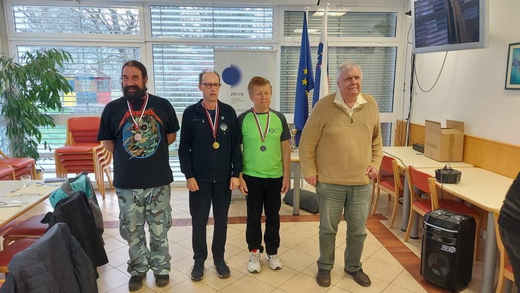 Sašo Kajtna, Marjan Lužar in Franc Tomšič med podelitvijo medalj -
Posamično prvenstvo ZDSSS v steznem kegljanju 2026, Kranj