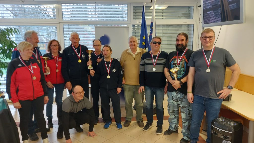 Podelitev pokalov ekipam - Liga ZDSSS v steznem kegljanju 2025-2026, Okroglo; Od leve proti desni: Ekipa MDSS MS, ekipa MDSS KR in ekipa MDSS LJ (Mitja Osolnik, Sašo Kajtna in Igor Žagar