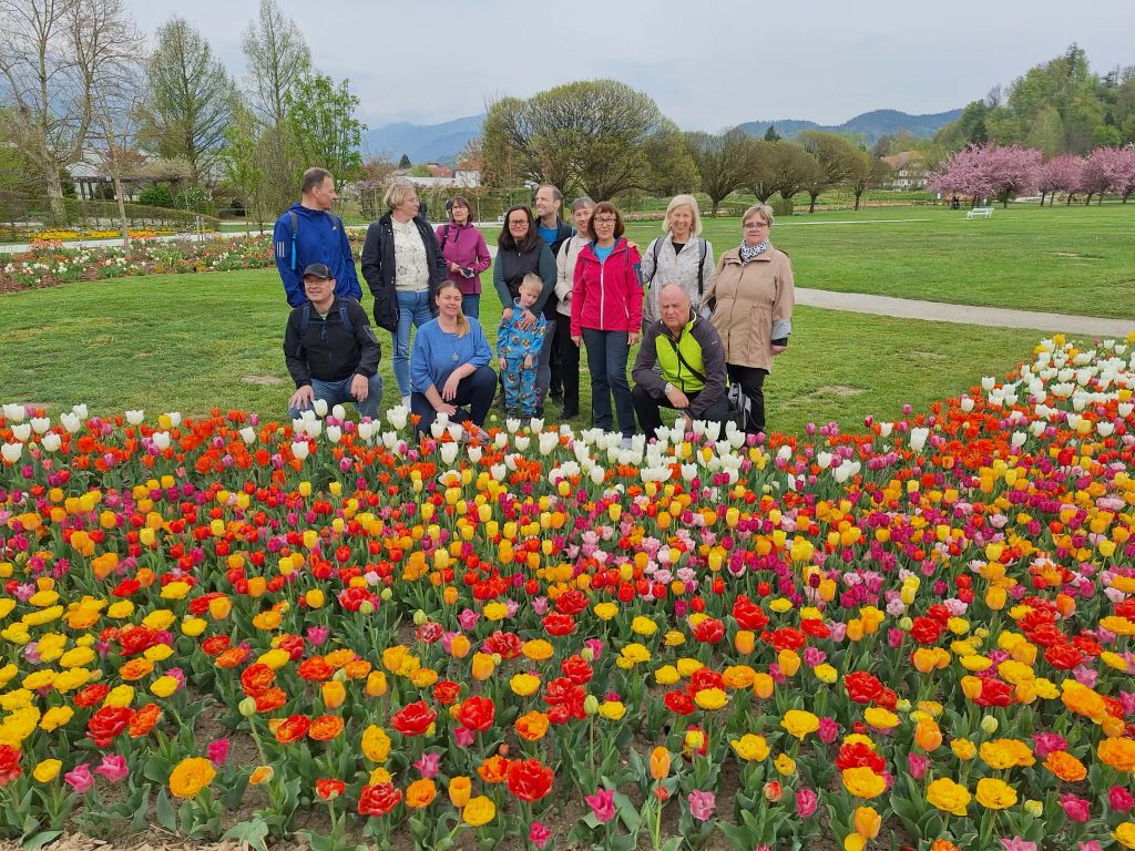MDSS Ljubljana v Arboretumu Volčji Potok, 13.4.2026, skupinska fotografija, v ospredju pisana množica tulipanov