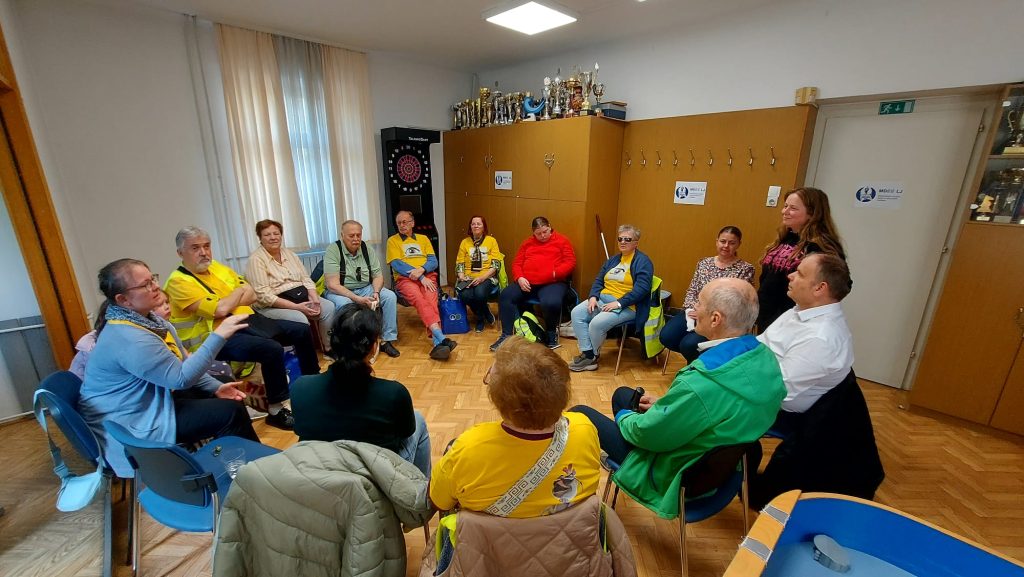 Obisk iz Združenja za pomoč slepim in slabovidnim Avstrije pri MDSS Ljubljana, 22.4.2026. Na fotografiji konstruktivni dialog, prisotni posedeni v krogu.