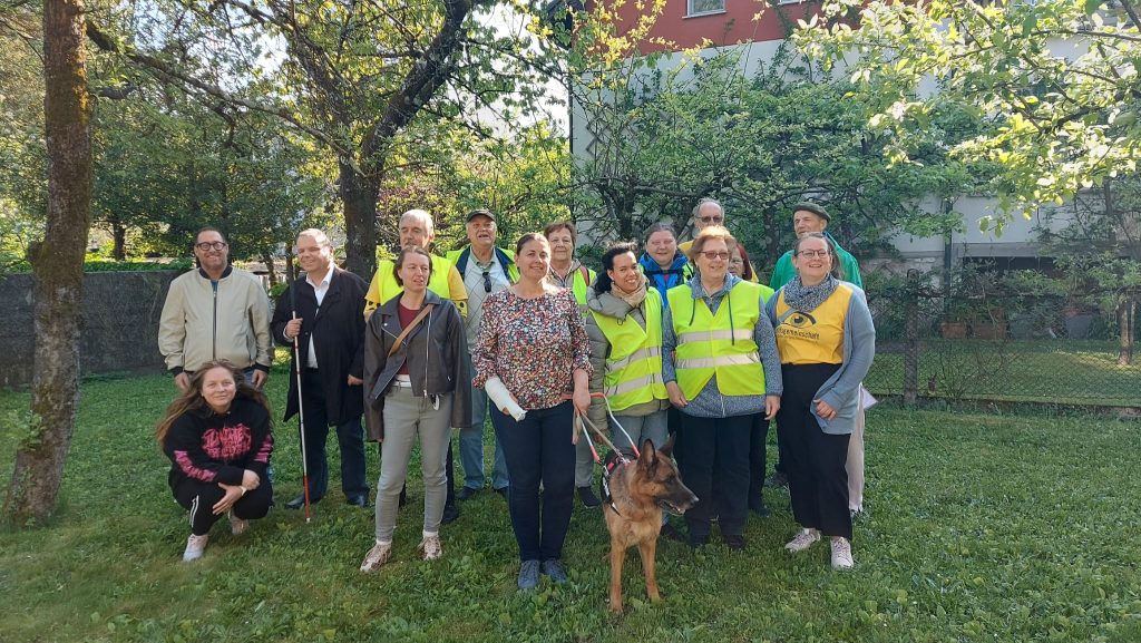Obisk iz Združenja za pomoč slepim in slabovidnim Avstrije pri MDSS Ljubljana, 22.4.2026. Skupinska fotografija na vrtu MDSS LJ.