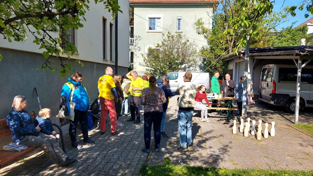 Obisk iz Združenja za pomoč slepim in slabovidnim Avstrije pri MDSS Ljubljana, 22.4.2026. Na fotografiji skupinsko druženje in preizkus vrtnega kegljanja.
